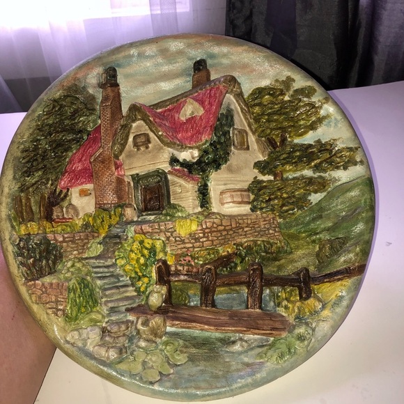 Vintage Chalkware decorative plate,  an eye catching piece of decor to hang - Picture 3 of 6